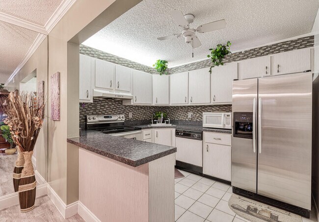 Foto del edificio - 5830 Whispering Pine Way