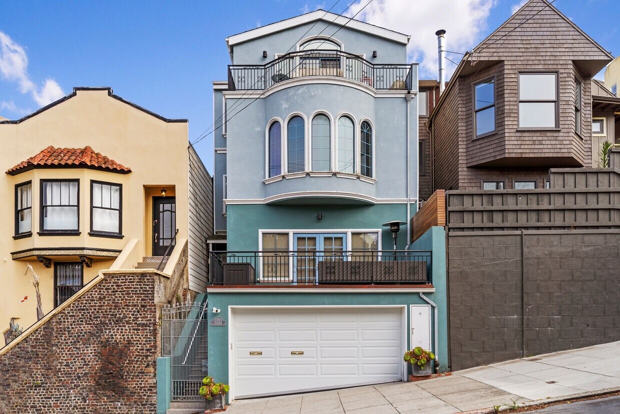 Primary Photo - 2 Bed, 2 Bath, 2 Car Parking - Stunning Co...