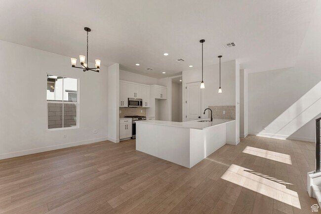 Foto del edificio - Brand New Holmes Home