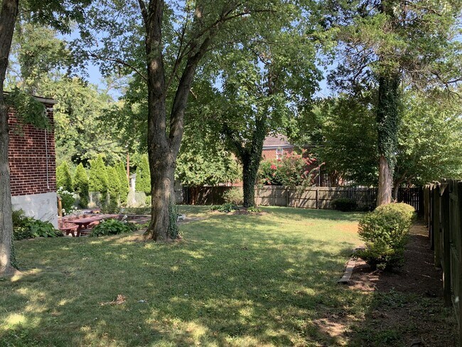 Foto del edificio - 8601 Pleasant Plains Rd