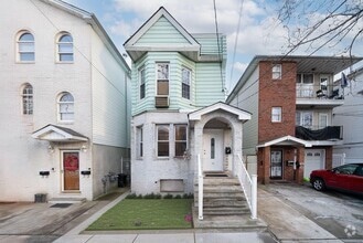 Building Photo - 16 Miller St