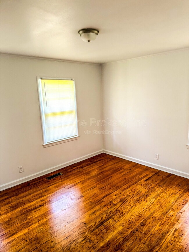 Building Photo - 2063 Fairway Dr