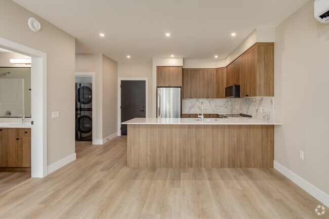 1BR, 1BA w/Den - 627SF - Kitchen - Westview