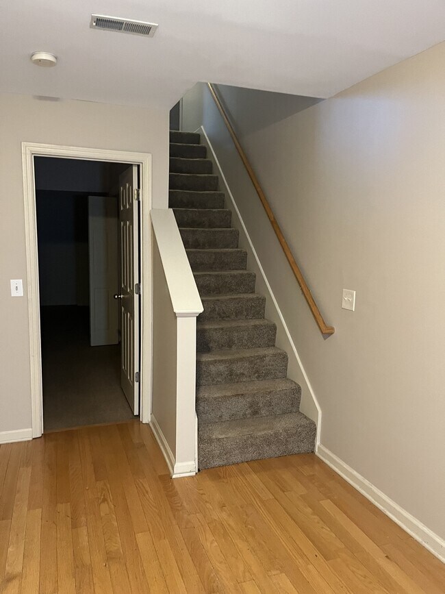 Foto del edificio - 466 Huntington Ridge Dr