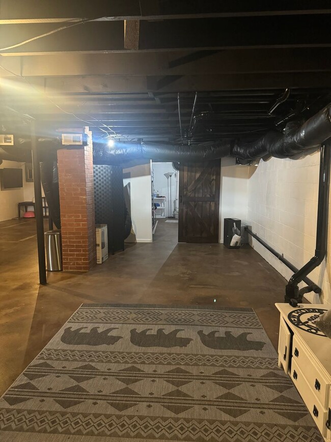 Building Photo - Price & Location!
