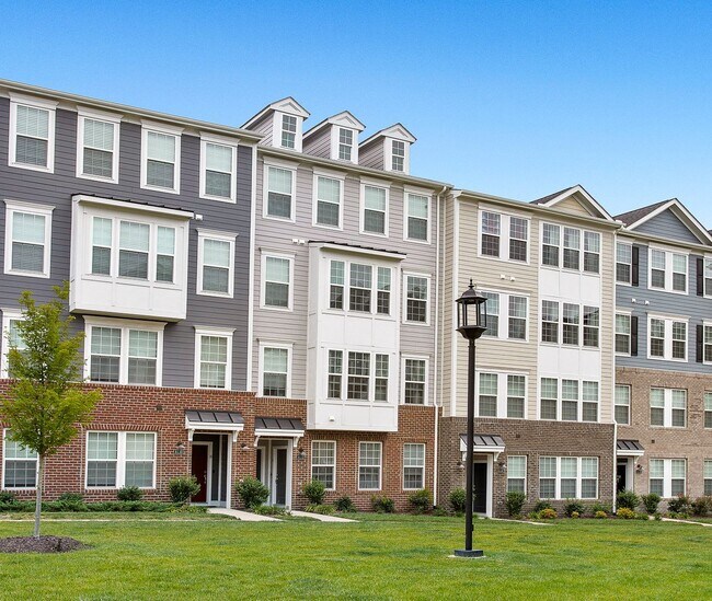 Building Photo - Modern 3-bedroom, 2.5-bath Townhouse!