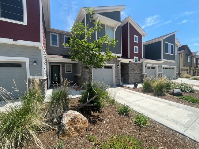 Foto del edificio - Amenities galore in this 2 bed, 3 bathroom...