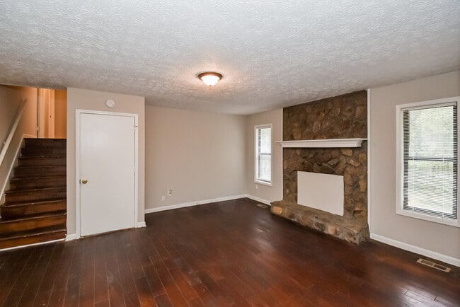 Building Photo - 4173 Woodcrest Dr