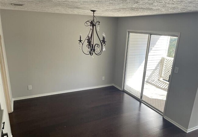 Foto del edificio - 6802 Glenridge Dr