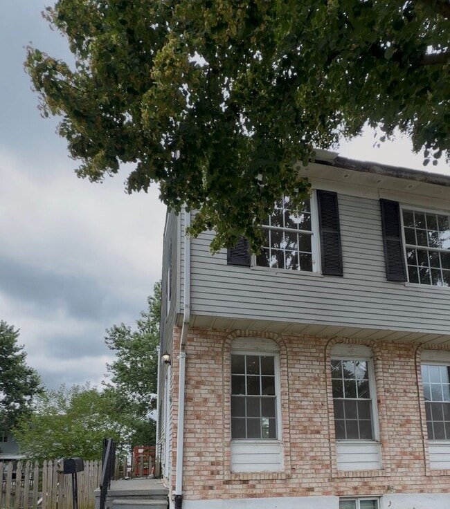 Building Photo - 556 Burlington Ct