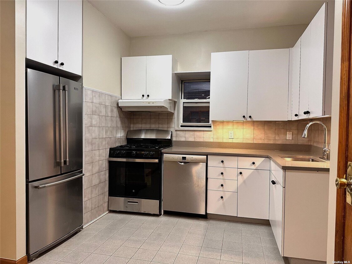 Foto principal - 84-29 60th Ave
