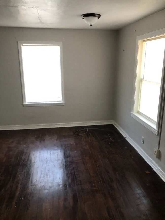 Building Photo - 2 Story Home Offering 3 bedrooms and 1 bath