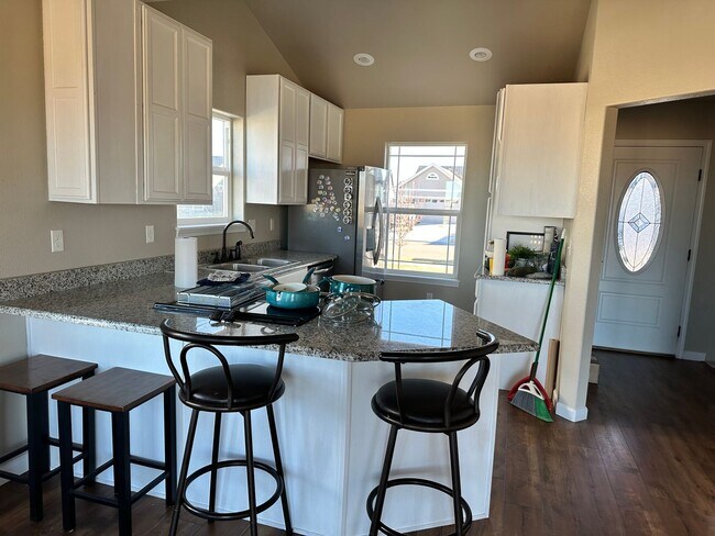 Building Photo - 3 Bedroom, 2 Bath, 2 Car Garage