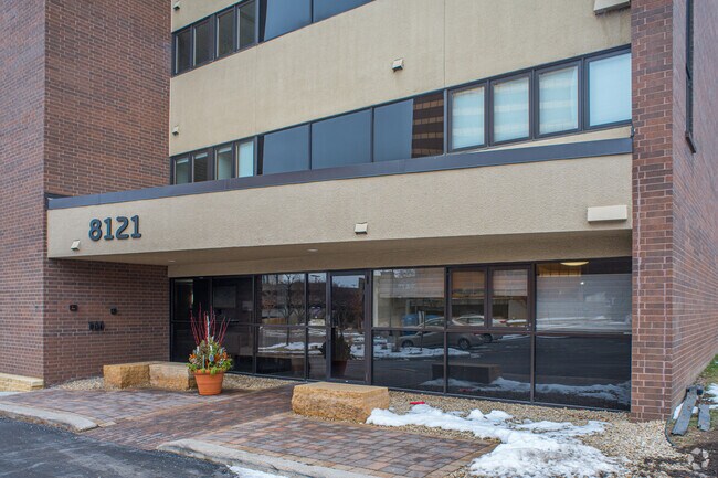 Entrada - Appletree Condominiums