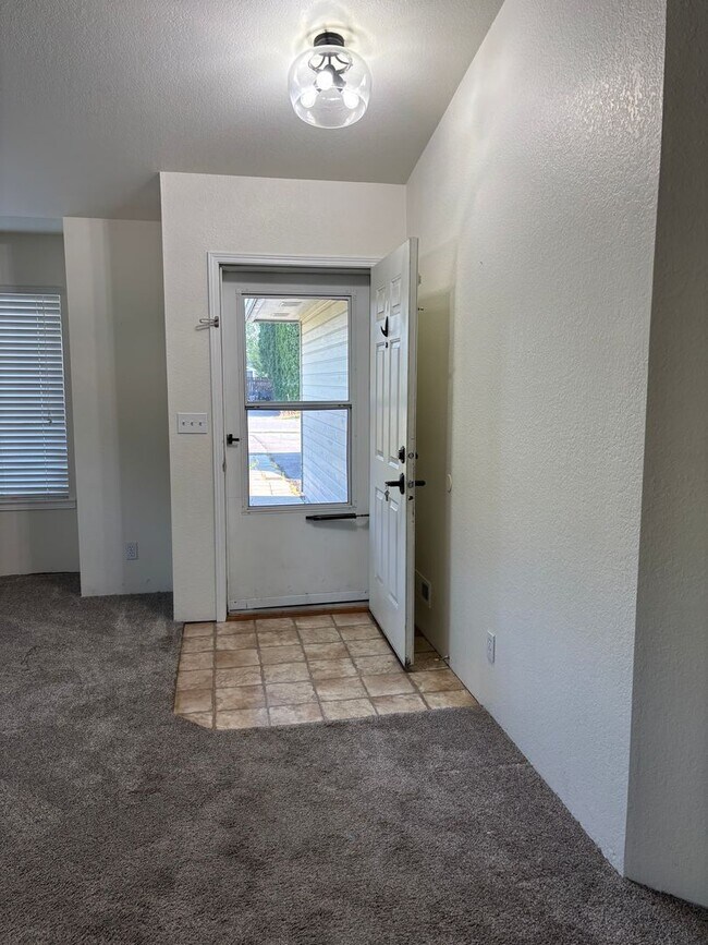 Foto del edificio - 640-642 W Helen Ave