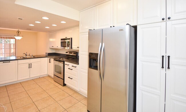 Foto del edificio - Beautiful 4 Br 2.5 bath Townhome in Calavera Hills!