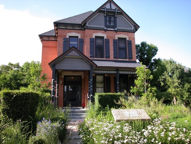 Building Photo - 334 E Mulberry St