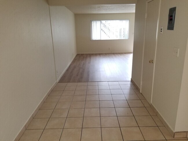 Foto del edificio - 2618 Milton Ave