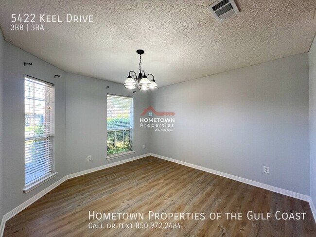 Foto del edificio - Spacious 3-Bedroom with 3 Full Baths in Pe...