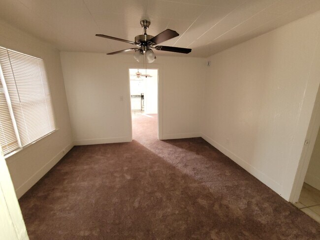 Foto del edificio - E Crescent Ave