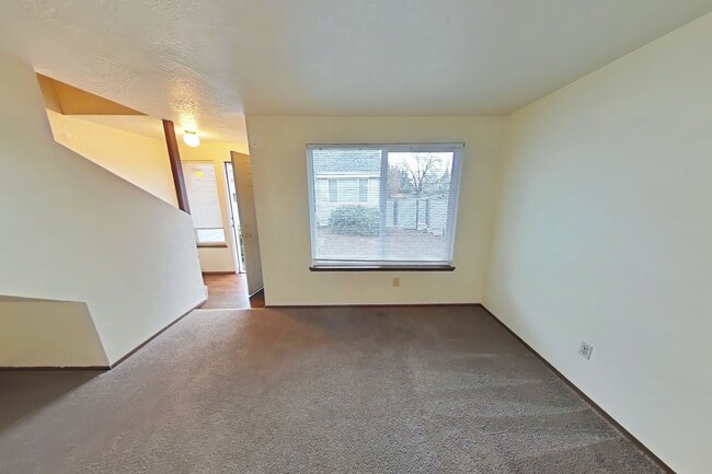 Building Photo - 2 Bedroom Townhouse ~ Close to Downtown
