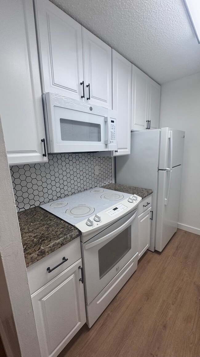Building Photo - 9952 Twin Lakes Dr