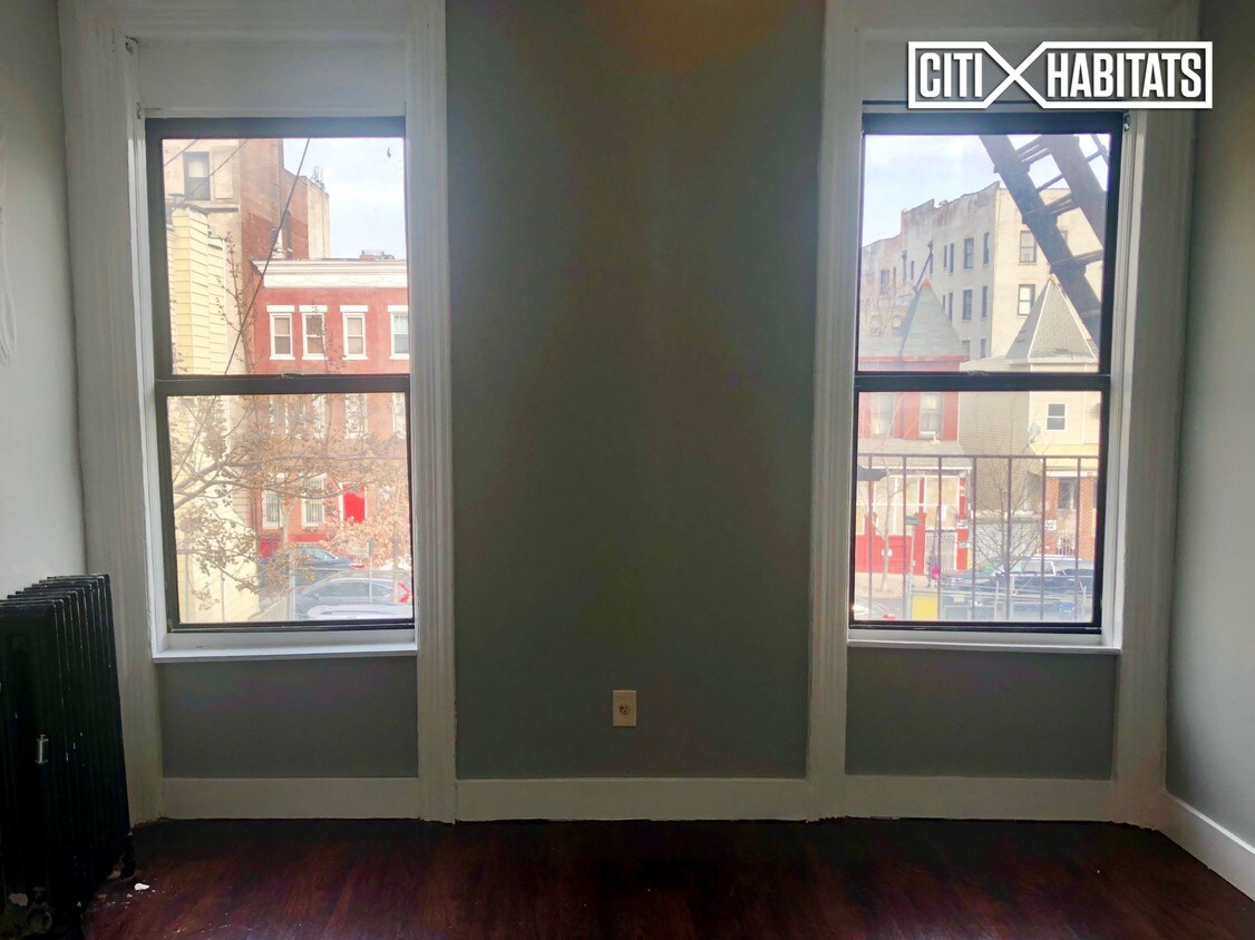 Building Photo - 565 W 181st St