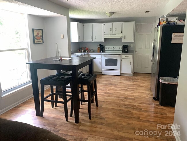 Foto del edificio - Room in House on Flint Glenn Ln