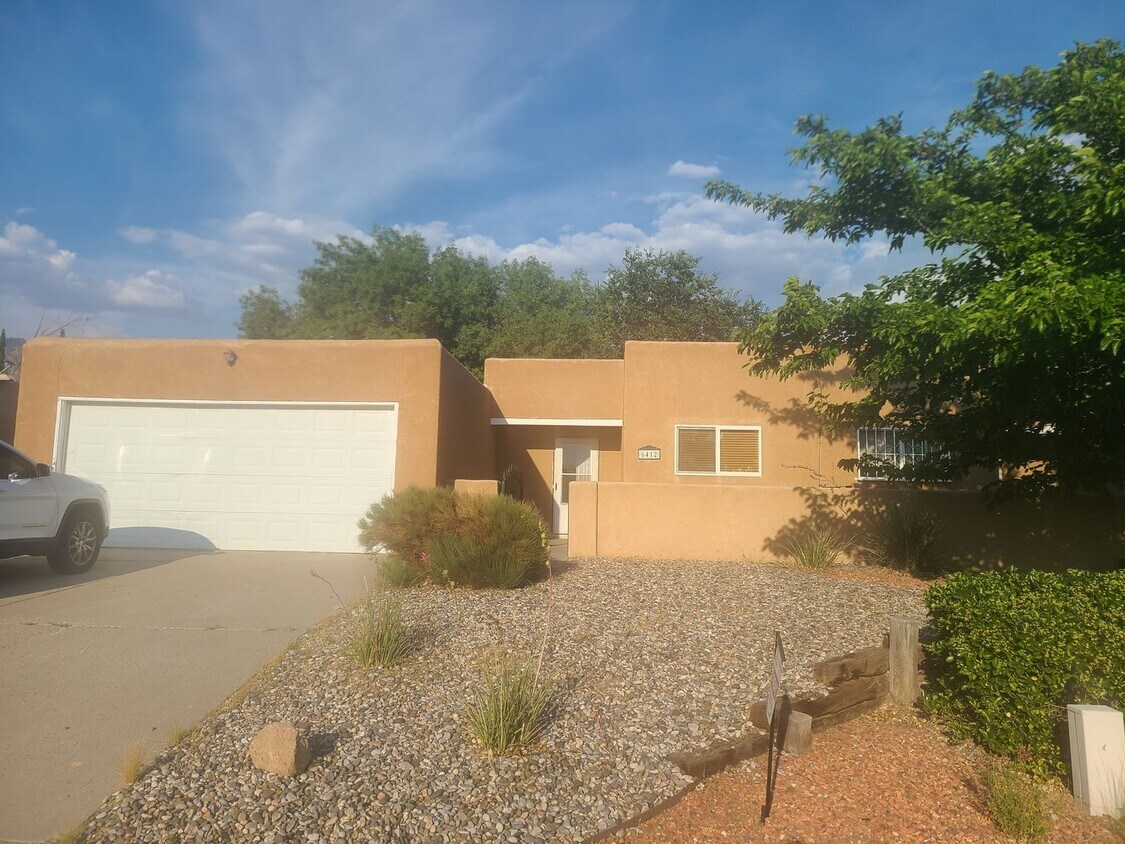 Foto principal - Great home In Beautiful NE Neighborhood ne...