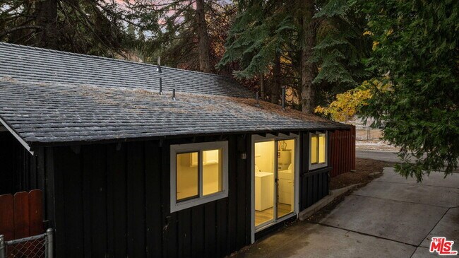 Building Photo - 993 Cameron Dr