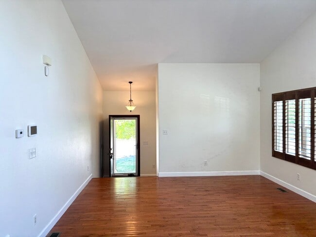 Building Photo - Beautiful 3bd, 3 bath single family home bedroom for rent in Aurora 80016
