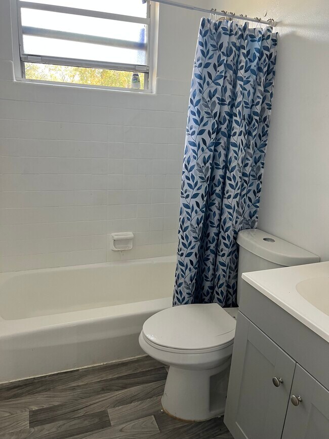 Building Photo - 1554 W 22nd St