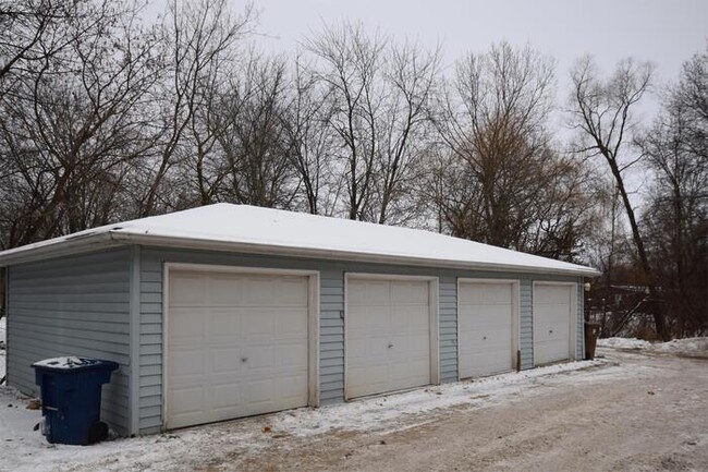 Building Photo - 2 Bedroom Town Home-Fox Crossings