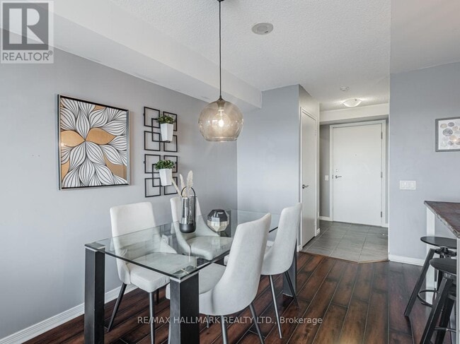Building Photo - 60 Heintzman St