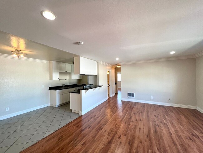 Foto del edificio - Bright Upstairs 2BR/1.5BA with Parking & G...