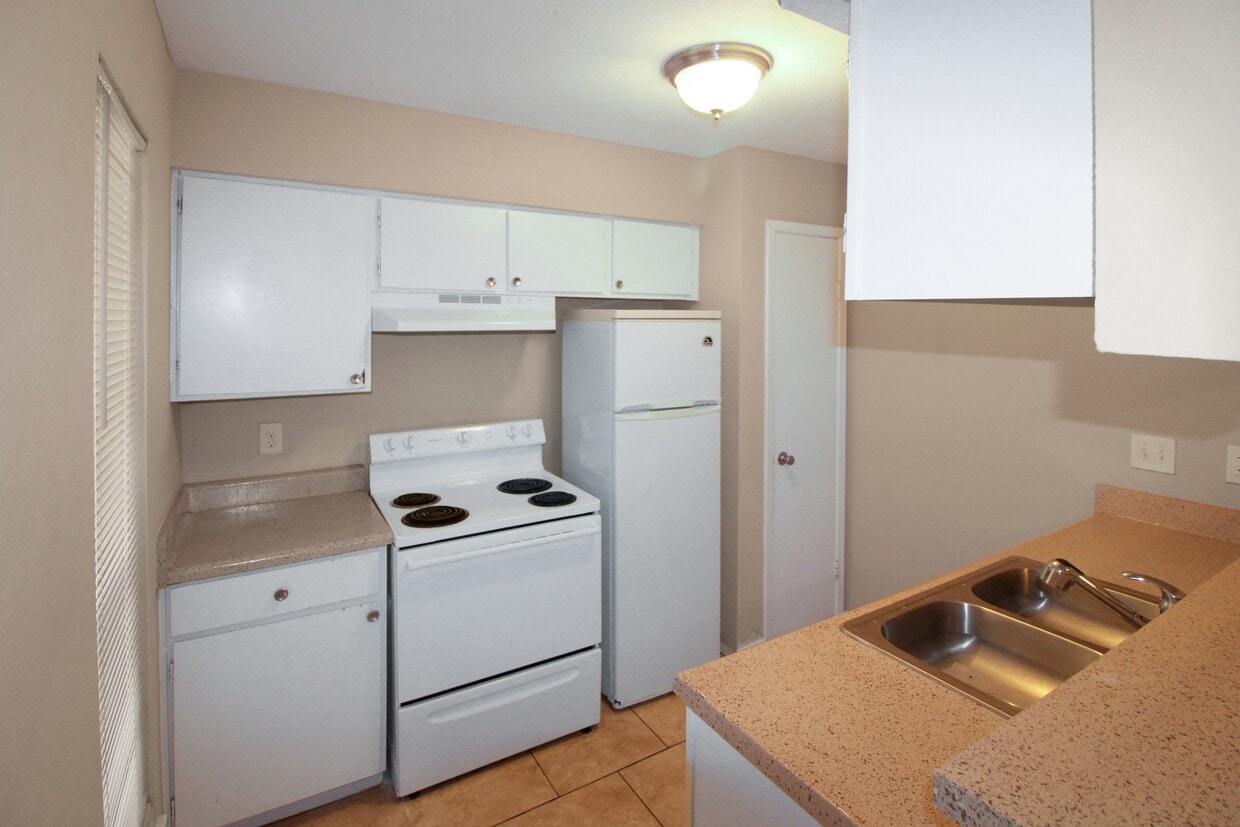 Primary Photo - 16303 Lyons School Rd