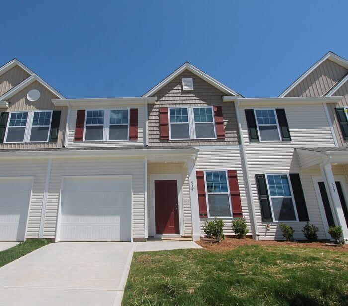 Foto principal - Beautiful 3BD/2.5BTH End Unit Townhome in ...