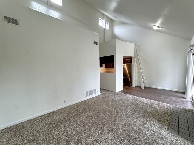 Foto del edificio - 2 BED WITH LOFT AT SOUTHWOOD CONDOS Sinshe...