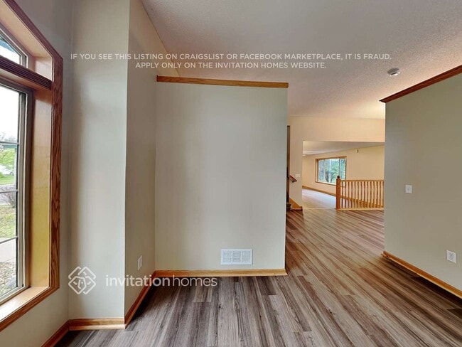 Foto del edificio - 5043 Ladyslipper Ave N