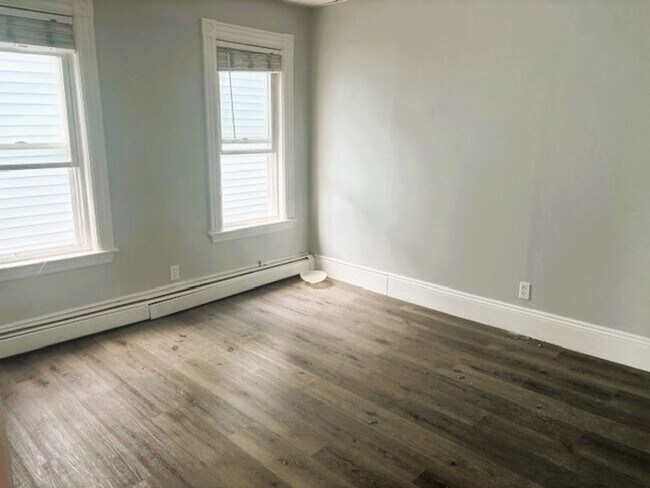 Building Photo - Just Updated Everett 3 Bedroom Apartment W...