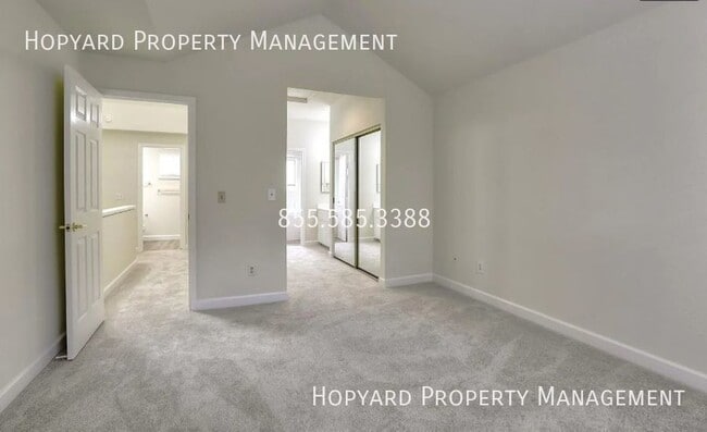 Building Photo - 3 Bedroom Townhome in Fantastic Area Avail...
