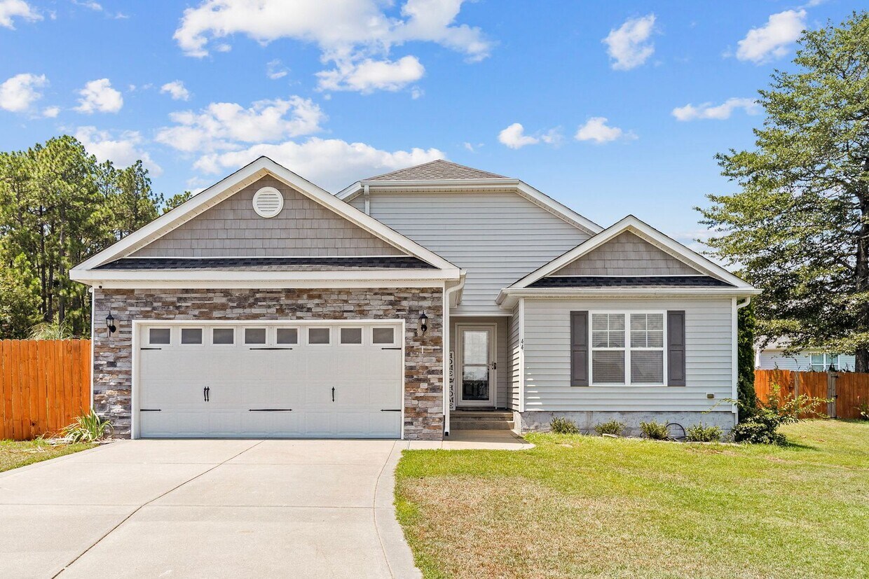 Foto principal - Well-Maintained 3 Bedroom, 2 Bath Home