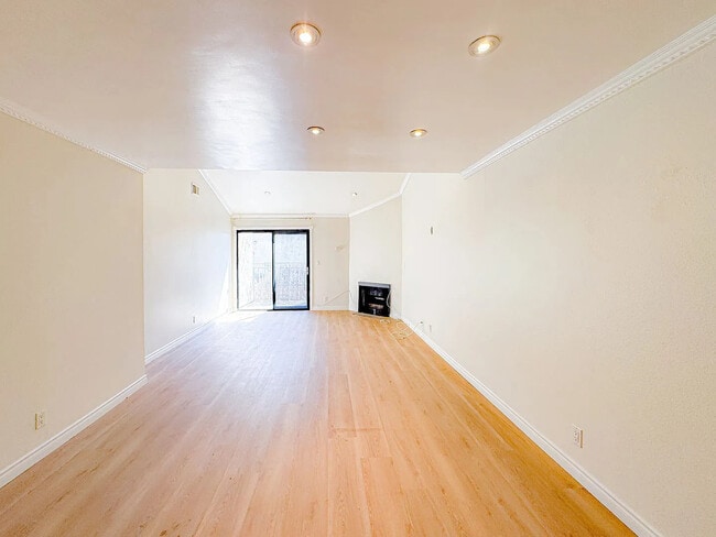 Building Photo - 620 W Hyde Park Blvd