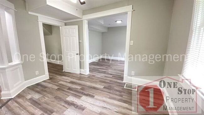 Building Photo - 4 Bedroom 2 bathroom in Kansas City!