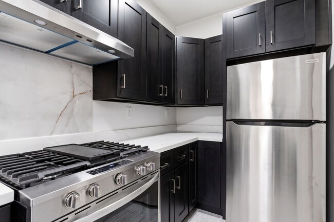 Foto del edificio - Freshly Renovated 1 Bed, 1 Bath Oakland Home with In-Unit Laundry
