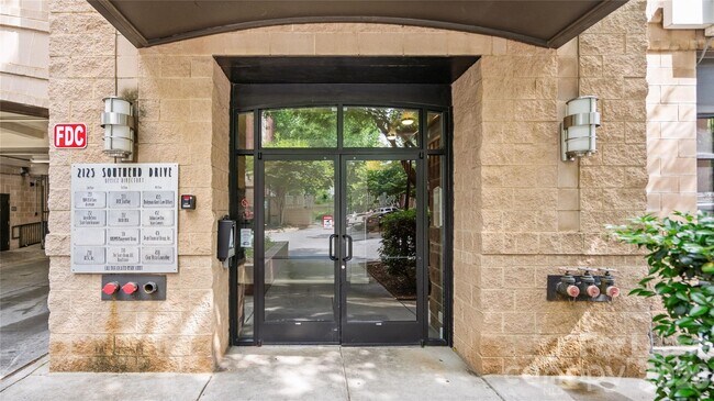 Foto del edificio - 2125 Southend Dr