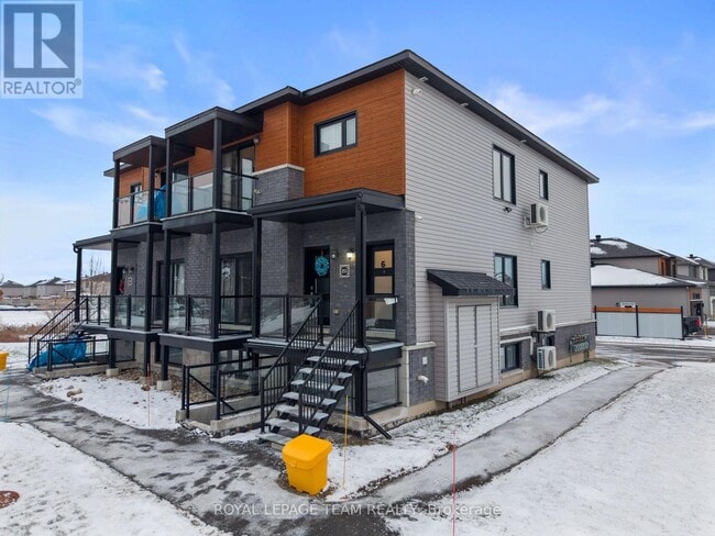 Photo du bâtiment - 251 Capri Ave