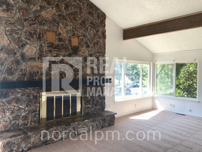 Building Photo - Spacious 3 bed 2 bath townhouse in Woodland