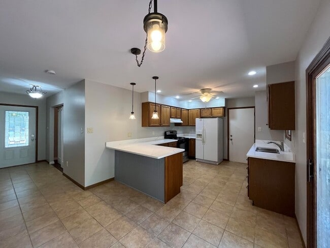 Building Photo - 852 Burr Oak Dr