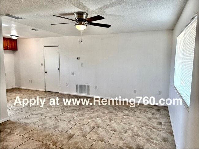 Building Photo - Charming 2 Bed 1 Bath Home with Spacious Y...
